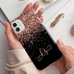 Glam Rose Gold Parties scintillant Élégant Monogra<br><div class="desc">Glam Rose Gold Parties scintillant coque iphone monogramme élégant. Personnalisez facilement ce design branché de boîtier de téléphone chic avec une élégante parties scintillant brillante d'or rose sur un arrière - plan noir. Le design comprend votre monogramme manuscrit avec de jolis tourbillons et nom.</div>