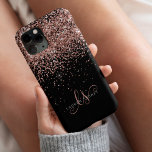 Glam Rose Gold Parties scintillant Élégant Monogra<br><div class="desc">Glam Rose Gold Parties scintillant coque iphone monogramme élégant. Personnalisez facilement ce design branché de boîtier de téléphone chic avec une élégante parties scintillant brillante d'or rose sur un arrière - plan noir. Le design comprend votre monogramme manuscrit avec de jolis tourbillons et nom.</div>