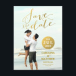 Glamour de la feuille d'or | Carte postale de sauv<br><div class="desc">Glamour de l'écriture manuscrite à la feuille d'or | Carte postale de sauvegarde de photo. Elke Clarke© Disponible sur www.zazzle.com/monogramgallery. Conception de superposition de photo minimaliste moderne avec les mots "Save the Date" en écriture manuscrite dorée. Un point doré pour la date du mariage et du texte doré pour les...</div>