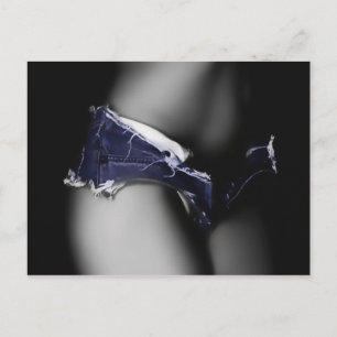 Glamour meisje dat in jeans shorts poist, perfect  briefkaart