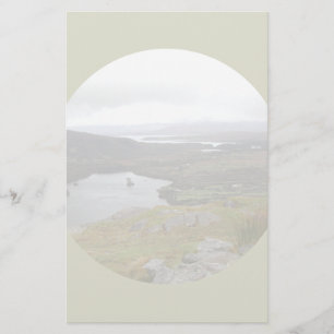 Glanmore Lake uit Healy Pass Ireland. Rond. Briefpapier