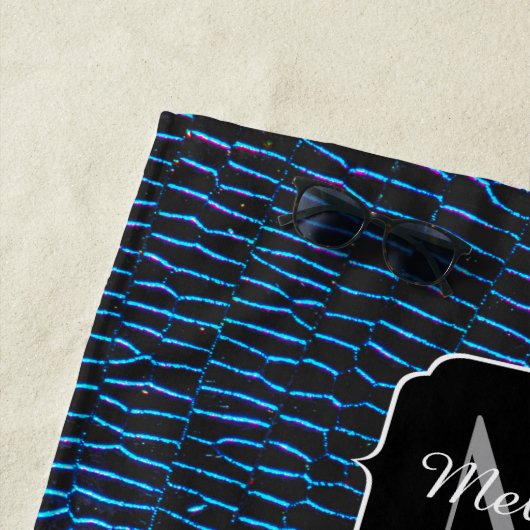 Glanzend metallic levendig blauw abstract Monogram Strandlaken (In situ)