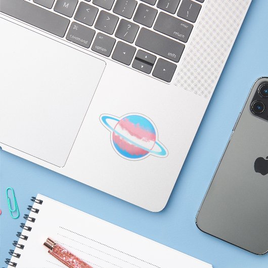 Glanzende Transgender Planeet met Ringen Sticker (Laptop met iPhone)