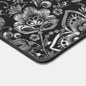 Glanzende zilveren bloemendamast op zwart monogram bureaumat (Hoek)