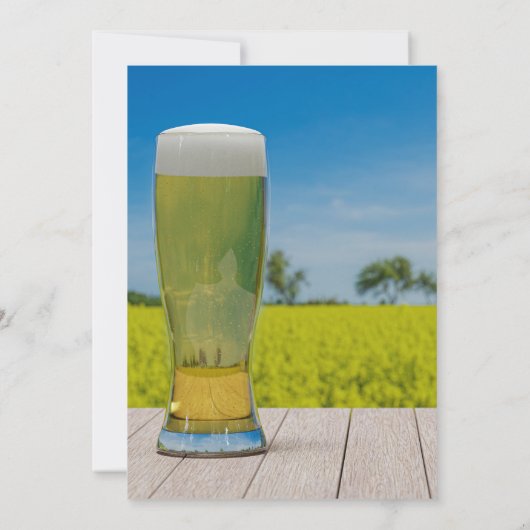 Glas licht bier op het veld kaart (Achterkant)