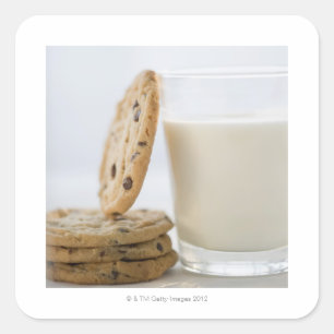 Glas melk en koekjes, close-up vierkante sticker