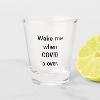 glas met covid schot