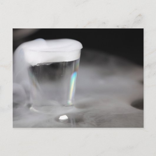 Glas met water en droog ijs briefkaart (Voorkant)