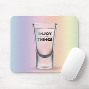 Glas op regenboogachtergrond muismat