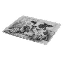 Glas snijplank met koe die een hamburger eet schet