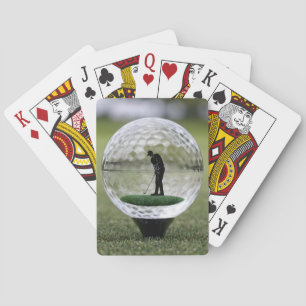 Glazen golfbal met golfspeler binnen, pokerkaarten