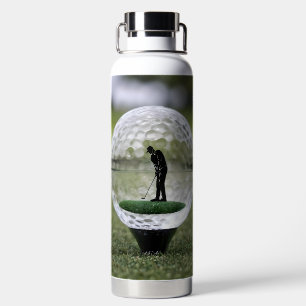 Glazen golfbal met golfspeler binnen, waterfles
