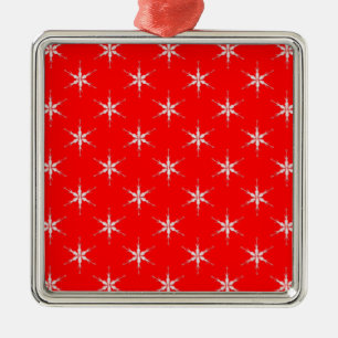 Glazen sneeuwvlokken op rode achtergrond metalen ornament
