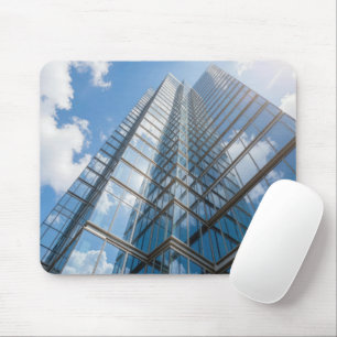 Glazen wolkenkrabber met wolkenreflectie muismat