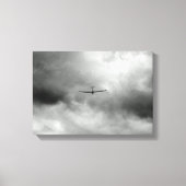 Glider vliegt in de grijze hemel canvas afdruk (Voorkant)