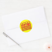 GLIMLACH HET VERHOOGT JE GEZICHTSWAARDE RONDE STICKER (Envelop)