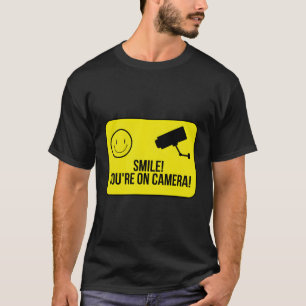 Glimlach je bent op camera surveillance thema t-shirt