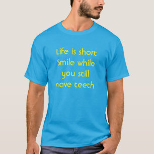 Glimlach terwijl u nog tandenT-shirt hebt T-shirt