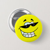 Glimlachend gezicht in zonnebril ronde button 5,7 cm (Voorkant /achterkant)