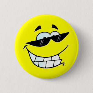 Glimlachend gezicht in zonnebril ronde button 5,7 cm