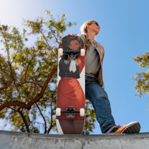 Glimlachende anime vrouw skateboard