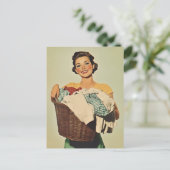 Glimlachende huisvrouw met wasmand briefkaart (Staand voorkant)
