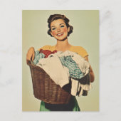 Glimlachende huisvrouw met wasmand briefkaart (Voorkant)