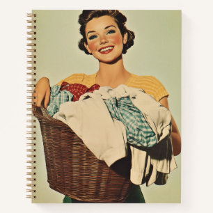 Glimlachende huisvrouw met wasmand notitieboek