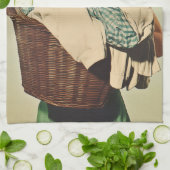 Glimlachende huisvrouw met wasmand theedoek (Gevouwen)