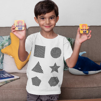 Glimlachende jongen die vormen speelt t-shirt
