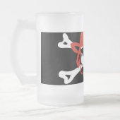 Glimlachende piratenschedel met rode bandana matglas bierpul (Links)