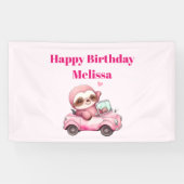 Glimlachende roze luiaard in een cabriolet Gelukki Spandoek (Horizontaal)