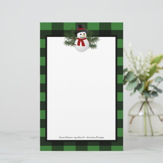 Glimlachende sneeuwman Buffalo Plaid gepersonalise Briefpapier (Staand voorkant)