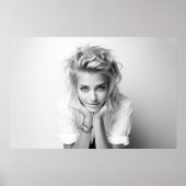 Glimlachende vrouw met haar hoofd in haar handen B Poster (Voorkant)