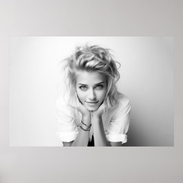 Glimlachende vrouw met haar hoofd in haar handen B Poster