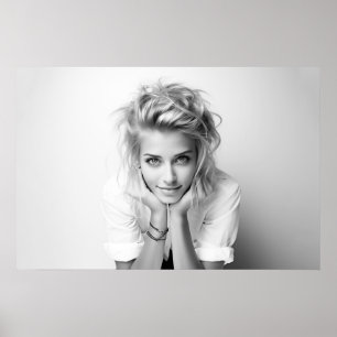 Glimlachende vrouw met haar hoofd in haar handen B Poster