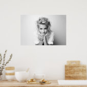 Glimlachende vrouw met haar hoofd in haar handen B Poster (Keuken)