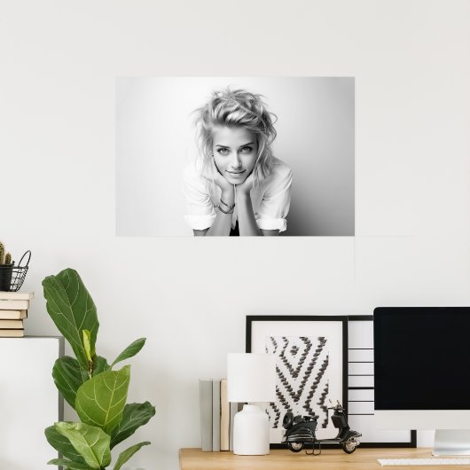 Glimlachende vrouw met haar hoofd in haar handen B Poster (Thuiskantoor)