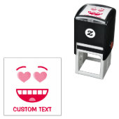 Glimlend gezicht met hartvormige ogen zelfinktende stempel (In situ)