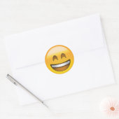 Glimlend gezicht met open mond en glimlachende oge ronde sticker (Envelop)