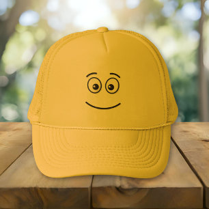 Glimlend gezicht met open ogen trucker pet