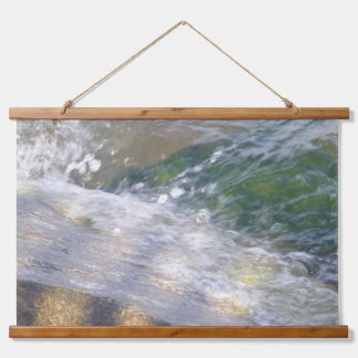 Glinsterend water op rotsen houten wandtapijt hangend wandkleed