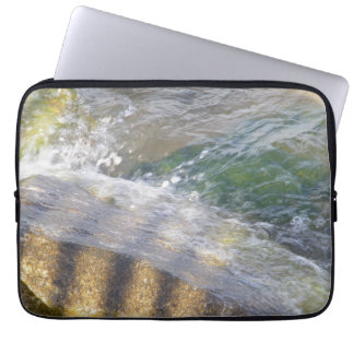 Glinsterend water op rotsen laptophoes laptop sleeve