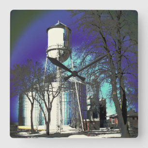glinsterende watertoren vierkante klok