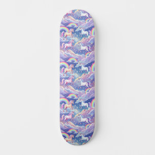Glitterende regenboog en eenhoorns op wolken skateboard