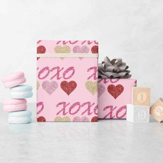 Glitterharten met knuffels en kusjes op roze cadeaupapier (Baby Shower)