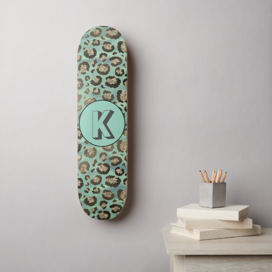 Glittery Leopard Print op Glossy Green Monogram Skateboard (Muurkunst)