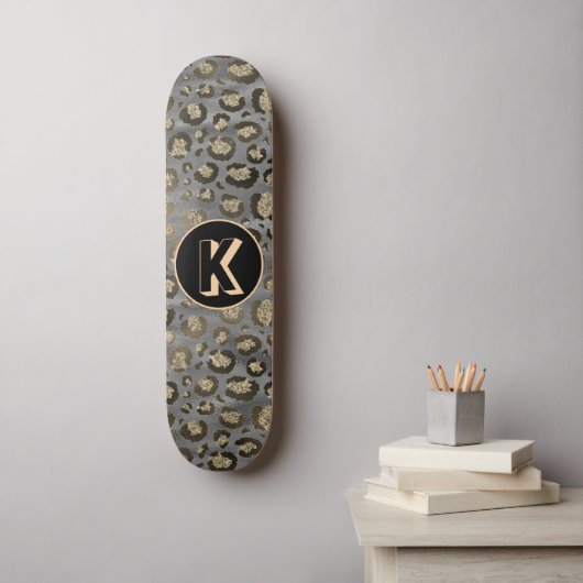 Glittery Leopard Print op Glossy Grijs Monogram Skateboard (Muurkunst)