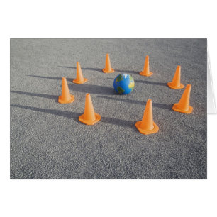 Globe sur le sable dehors entouré par le trafic