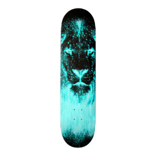 Gloed in het donkere stadsgewricht op de aangepast skateboard